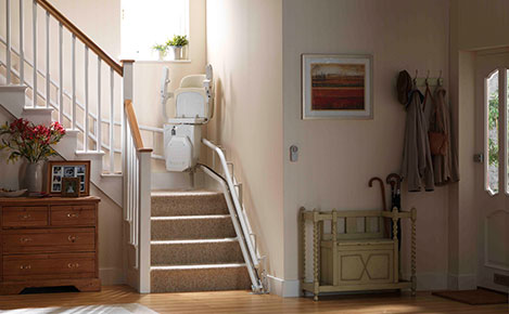 階段昇降機がご自宅の階段のスペースをほとんど取らないことをご存知ですか？